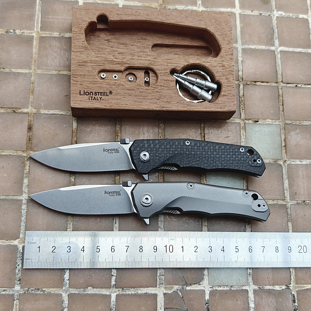 JUFULE Wood Box Packing Lion Molletta Carbon Fiber Titanium Mark M390 Logo Blade Camp Hunt Fish EDC Tool Tactical Folding Knife